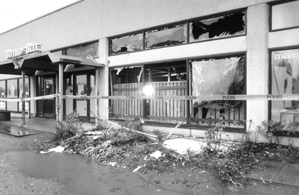 Omatekoinen pommi vaurioitti Buffalo Beef -ravintolan lisäksi viereistä autoliikettä Espoon Niittykummussa lokakuussa 1990. Kuva: HS
