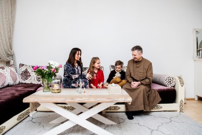 Nadia ja Mathias Hellstenin perhe juhlii ramadanin päättymistä.jpg