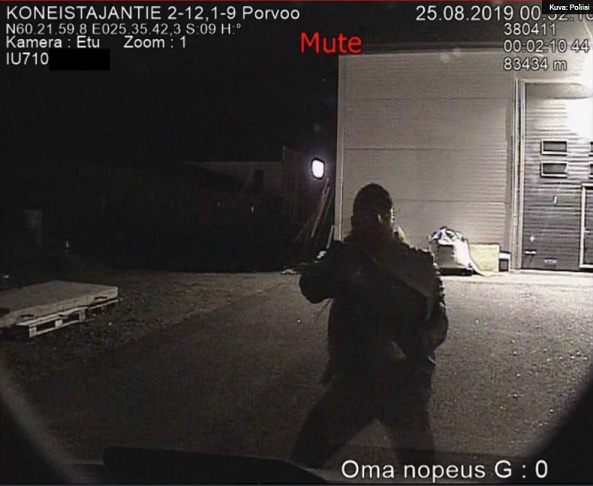 Asemiehet tallentuivat poliisiauton kojelautakameraan Porvoossa. Poliisi