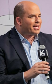 Brian Stelter, CNN 2019 - kiinnitä huomio käsiin.jpg