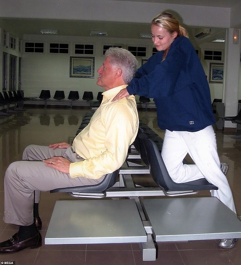 32093408-8639501-Bill_Clinton_is_seen_enjoying_a_neck_massage_from_a_Jeffrey_Epst-a-27_1597775965119.jpg