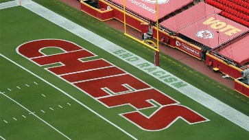 End zone ja end racism, lopeta rasismi maalattu maalialueelle.jpg