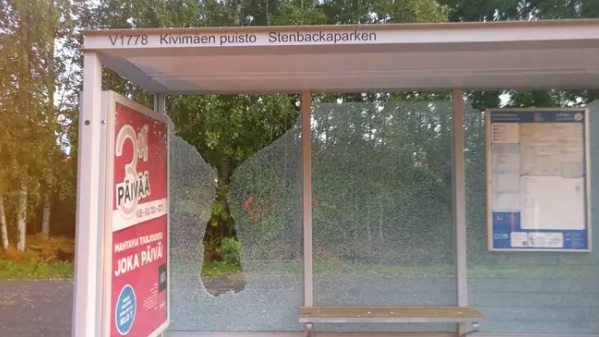 Kivimäen puiston pysäkistä oli hajotettu lähes kaikki lasit.­KUVA: SARI NIEMI