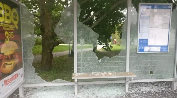 Karkaistu turvalasi murenee rikkoutessaan pieniksi murusiksi, jotka voivat levitä laajalle.­KUVA: SARI NIEMI.