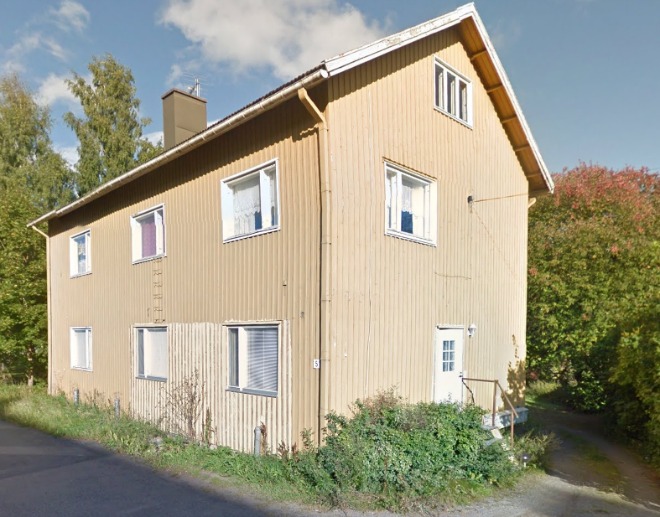 Talo vuonna 2011. Sulautuu mukavasti kesäiseen maisemaan. Kuvakaappaus google.maps