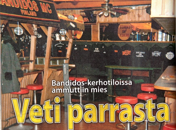 Porilainen yrittäjä istui tiskin ulkopuolella. Vainio hoiti baaria toisella puolella. Kuva Poliisi, teksti Alibi.