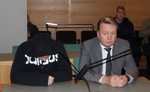 Syytetty painoi päänsä henkirikoksen oikeudenkäynnissä Keski-Suomen käräjäoikeudessa torstaina. (MIKA RINNE)