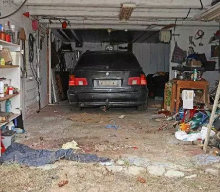 Autotallin sisältä löytyi uhrin auto, josta puuttuivat rekisterikilvet.­ KUVA: POLIISI.