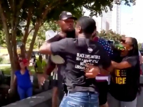Kuvakaappaus videolta, missä black live matter hyökkää poliittisessa tilaisuudessa.jpg