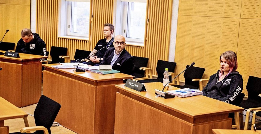 Miikka Pankolainen (vasemmassa reunassa) istui koko oikeudenkännin ajan pää syvälle painuksissa. Hänen avustajansa kertoi Pankolaisen olevan pahoillaan tapahtumista. Päivi Pankolainen (oikealla) vapautui murhasyytteestä, mutta tuomittiin laajasta mökkimurtosarjasta. Pariskunnan välissä kuvassa myös asianajaja Vesa Pellikka ja vankilan vartija. Kuva Tuire Punkki
