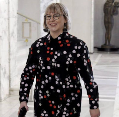 Aino-Kaisa Pekoni Pekonen marssii ja tanner tömisee.jpg