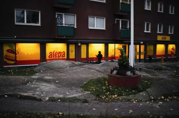 Epäilty tappo tapahtui Mäkelänkadun ja Päijänteentien risteyksessä Alepa-kaupan edustalla.­KUVA: ANTTI YRJÖNEN / HS