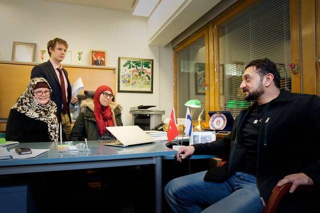 Dhafer Mahmood Al-Mashhadani valittaa kielteisestä turvapaikkapäätöksestään hallinto-oikeuteen. Marianne Säkäjärvi ja Daniel Vahtera avustavat, arabian kielen tulkki Imen Cherif tulkkaa. Kuva: Juha Peurala