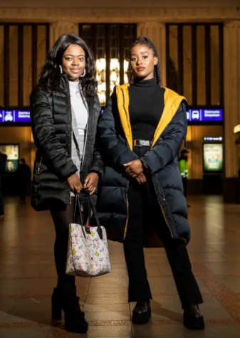 Belilia Ayingono ja Gabrielle Bogova, 20, ovat Rautatieasemalla ohikulkumatkalla. Ayingono uskoo, että mediatalojen huolimaton otsikointi maahanmuuttajanuorista voi lisätä rasismia. Silja Viitala / Yle