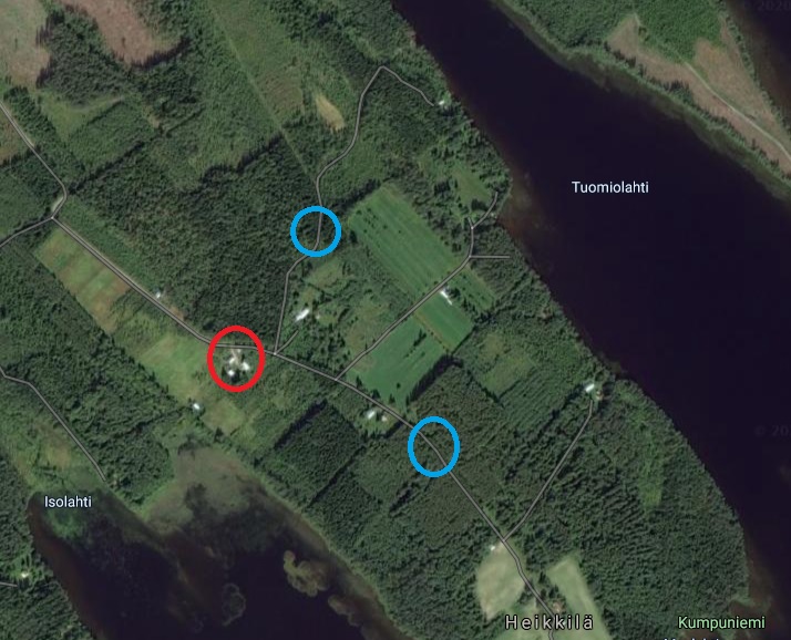 Punainen ympyrä osoittaa talon kohdan ja siniset ovat mahdollisia hautapaikkoja. Kartassa 3 senttiä on noin 200 metriä. Kartta Google maps.