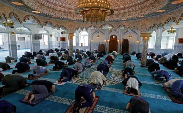 Frankfurtin Abu Bakrin moskeijan imaamit ovat pääosin ulkomailta Saksaan tulleita, kuten monessa muussakin saksalaisessa seurakunnassa. Miehet ja naiset rukoilevat moskeijassa erikseen.­KUVA: RONALD WITTEK