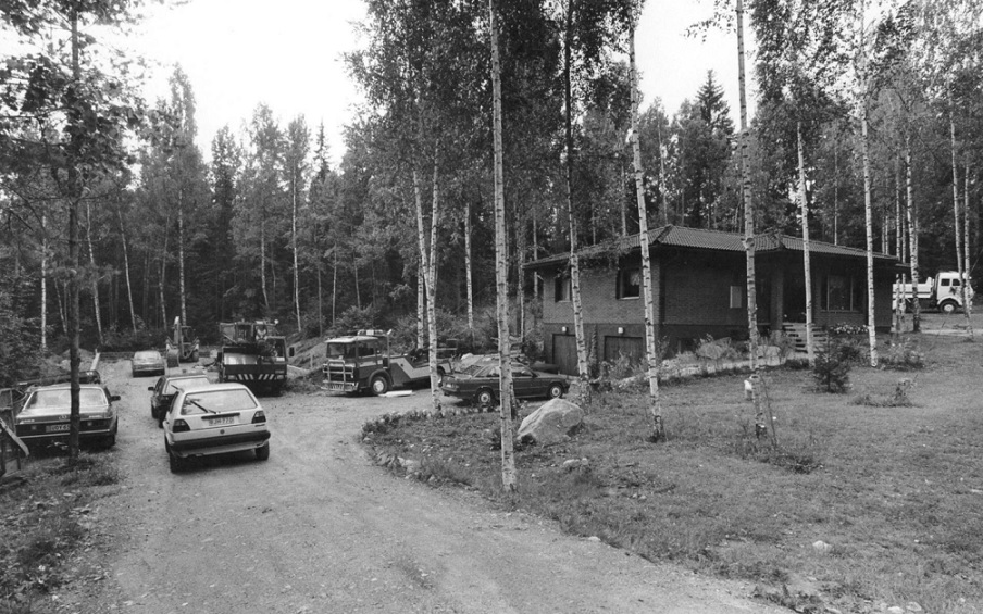 Kirkkonummen kolmoissurman talon pihanäkymä elokuulta 1990. KUVA: JOUKO LESKELÄ