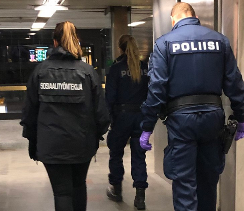 Poliisi + sossu partiossa