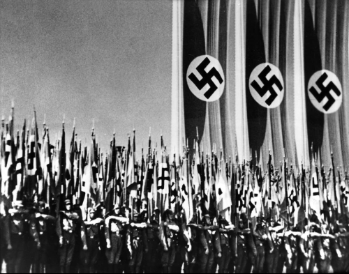 Natsien puoluekokous vuonna 1934 Nürnbergissä esitettiin mahtipohtisesti propagandaelokuvassa.jpg