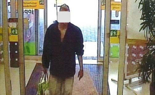 Murhasta syytetty mies saapumassa kauppaan. Tuolloin hän päätyi valvontakameran kuvaan.