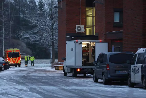 Nurmijärven poliisiaseman pihalla oli operaation aikana ambulanssi ja useita poliisiautoja.jpg