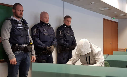 Epäilty piiloutui huppunsa taakse oikeudessa. Kuva Iltalehti