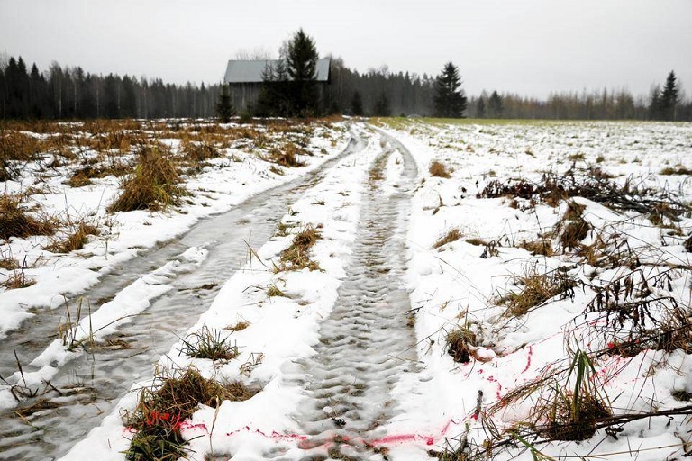 Poliisi oli merkinnyt pellon kauimpaan reunaan myös metsästäjän paikan, josta hän oli ampunut ladon lähellä ollutta miestä..jpg