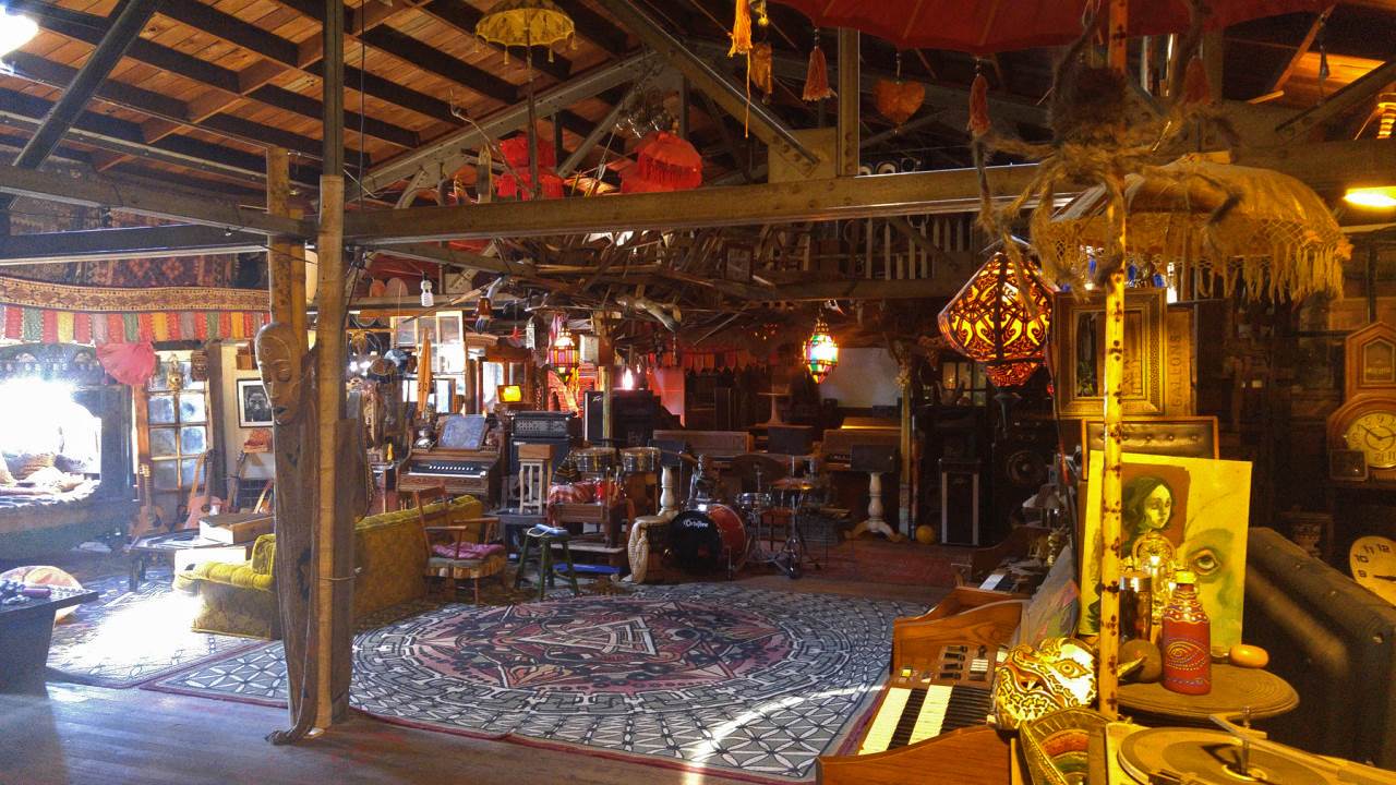 Ghost Ship -kommuunin yläkerta näytti tälle ennen tulen raivoa..jpg