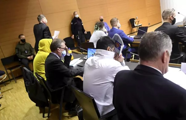 Metsälän paloittelusurman käsittely alkoi Helsingin käräjäoikeudessa maanantaiaamuna. Oikeudenkäynnissä on syytettynä yhteensä yhdeksän ihmistä.­KUVA: VESA MOILANEN / LEHTIKUVA / HS