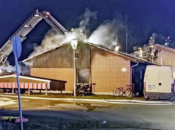 Tahallaan sytytetystä sängynpeitosta levinnyt tulipalo johti asunnon vuokralaisen kuolemaan. Muiden asuntojen asukkaat jouduttiin evakuoimaan. Kuva Simo Päivärinta / TS 7.1.2021.