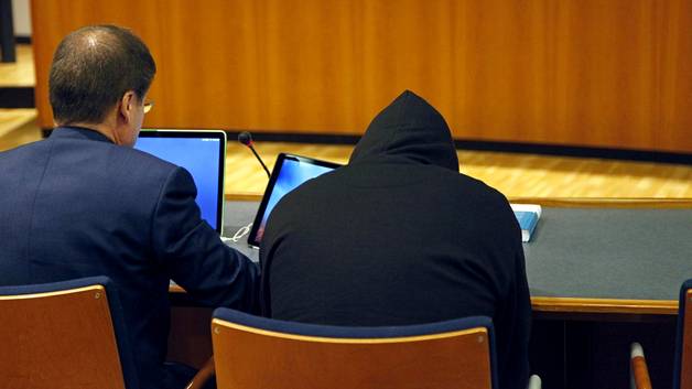 Syytetty oikeudessa keskiviikkona. Uhri ja syytetty olivat tekohetkellä asumuserossa, mutta tapailivat toisiaan. (KUVA: Reijo Hietanen)