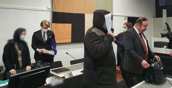 Sairaanhoitaja (kuvassa keskellä etualalla) peitti kasvonsa paperilapulla. Lääkärillä (takana vasemmalla) oli kasvoillaan maski. Kuva Linda Laine / IL.