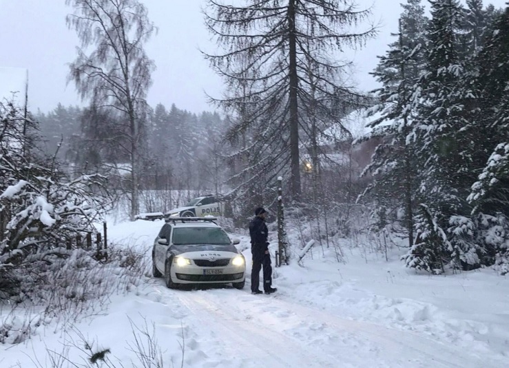 Poliiseja asuintalon pihassa Virtain Liedenpohjassa. Poliisi kertoo jatkavansa henkirikoksen tutkintaa rikospaikalla. Suuroperaatio on kuitenkin jo ohi.­ KUVA: AULIS ALATALO / AAMULEHTI