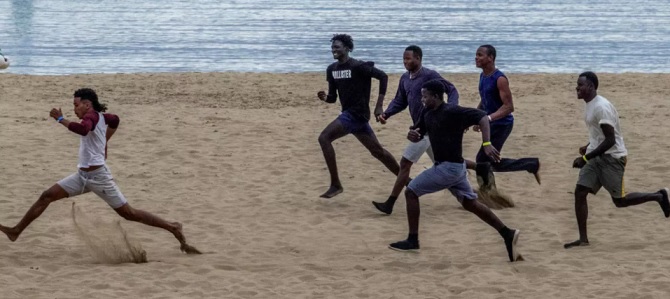 Malilaiset miehet pelasivat jalkapalloa Puerto Ricon hiekkarannalla Gran Canarian saarella.­KUVA: JAVIER BAULUZ