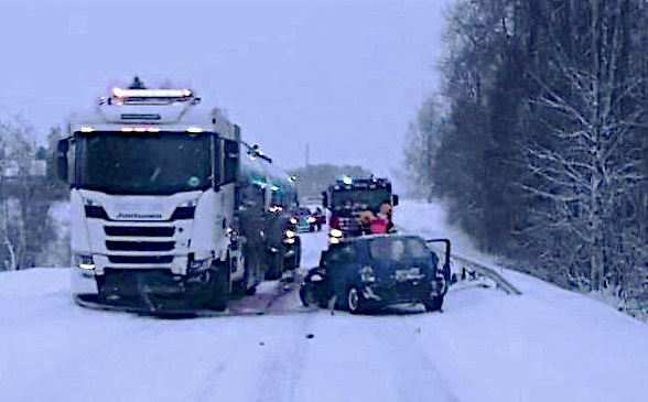 Kestilässä sattui Vaalantiellä täysperävaunurekan ja henkilöauton välinen kolari, jossa menehtyi kolme ihmistä.