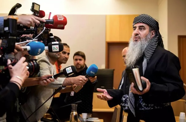 Mullah Krekar puhui medialle Oslon käräjäoikeudessa heinäkuussa 2019. Islamistisaarnaaja tuomittiin Norjassa viiden vuoden vankeustuomioon tappouhkauksista.­KUVA: CARINA JOHANSEN / REUTERS