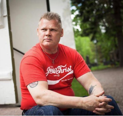 Tuomionsa istunut Lauri Johansson asuu nykyään vaimonsa kanssa Tampereella vuokrakaksiossa. Pari tapasi runsas vuosi sitten Lempäälän Ideaparkissa Ilopilleri-pirtelöbaarissa. Johansson kertoo kantavansa rikollisen leimaa aina. Ihmiset tunnistavat, ja osa tulee juttelemaankin. Vihanpurkauksia hän ei kuitenkaan ole osakseen saanut. Kuva Outi Paappanen.