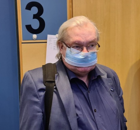 Pekka Kataja saapui oikeustalolle noin 20 minuuttia ennen pääkäsittelyä. Kuva IL.