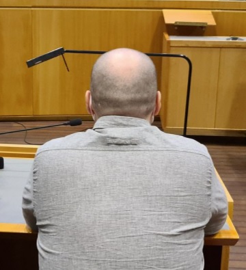 Syytetty kiistää edes olleensa paikalla. Syyttäjän asiaesittelyn perusteella keskeistä on se, mitä henkilötodistajat ovat nähneet tapahtumapaikalla.<br /> Kuva IL