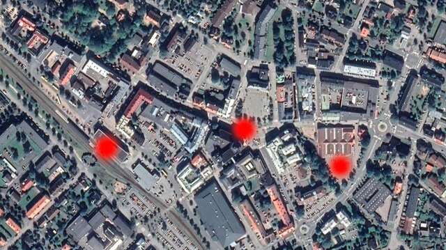 Terrori-iskun paikat vasemmalta - Matkakeskus, Stortorgetin keskusta ja oikealla Willys-pysäköintialue, Vetlanda.jpg