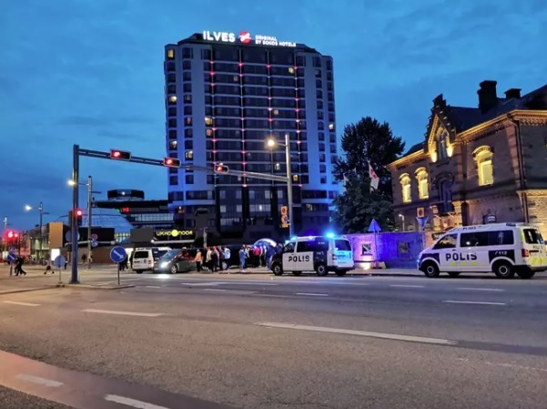 Ampuminen tapahtui Blockfest-viikonloppuna hotelli Ilveksen edustalla vuonna 2019. Paikalla oli satoja ihmisiä.­KUVA: LUKIJAN KUVA