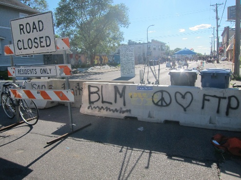 Minneapolisiin perustettu autonominen alue on ympäröity rasistisilla barrikadeilla.jpg