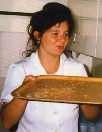 Ennen kuin Tuula Lukkarinen jäi työttömäksi, hän työskenteli keittiöapulaisena. Ennenjulkaisemattoman kuvan tarkka kuvaamisajankohta ei ole poliisin tiedossa, mutta se on Lukkarisesta säilyneistä kuvista uusimmasta päästä. ­KUVA: KRP