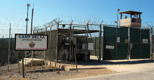 Camp Delta -vankileirin portti Guantanamossa.jpg