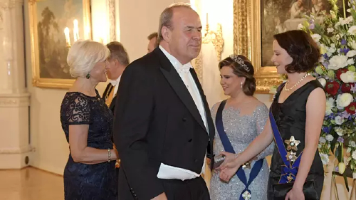 Kuvassa keskellä Henrik Kuningas. Kuva on otettu presidentin linnassa Luxemburgin suurherttuaparin vierailun aikana toukokuussa 2016.jpg