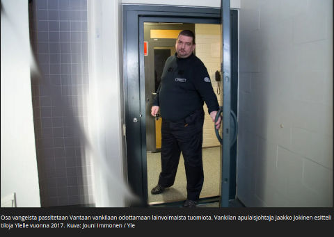 Vantaan vankilan ovella herra isoherra apulaisjohtaja.jpg