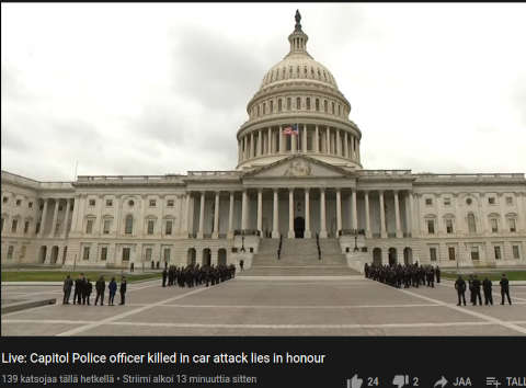 Poliisit järjestäytymässä hautajaisia varten sotilaiden valtaamalla Washington DC -miehitysvyöhykkeellä.jpg