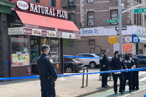 NYPD eristi murhapaikan St. Marks Place ja4th Avenuen kulman Bodegalla suht rauhallisella Park Slopen alueella.jpg