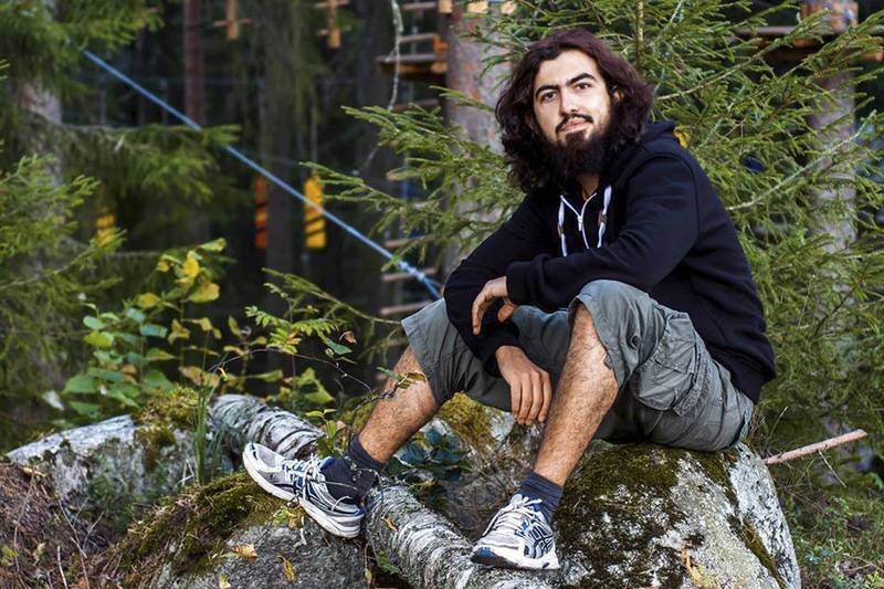 Rasid Tugral oli vaihto-opiskelijana Jyväskylän yliopistossa syksyn 2014. Kämppäkaveri Anbu Poosakkannu tiesi Tugralin uskonnäkemykset ja halun liittyä Isisiin, mutta Poosakkannu ei koskaan pelännyt. Päinvastoin, hän kuvaa Tugralia mukavaksi kaveriksi. Rasid Tugralin Facebook-albumi kuvat