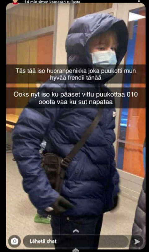 Tiksun vaippanaamainen puukottajalapsukainen, joka kohdisti puukkoväkivaltaa vaipattomaan ostarilapsukaiseen.jpg